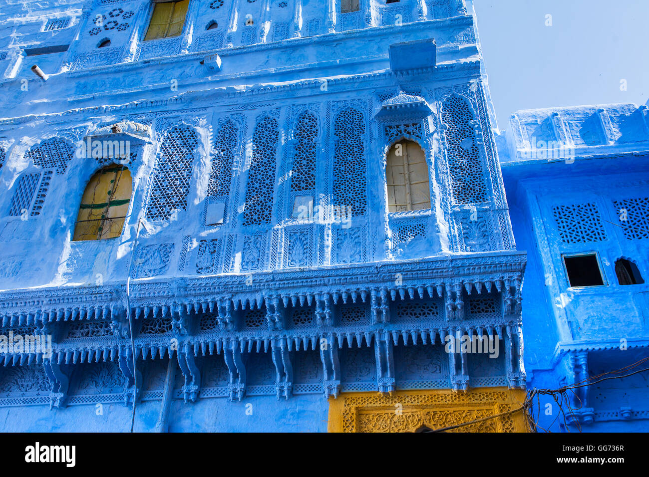 Traditionelle blaue Fenster und Wand in blaue Stadt Jodhpur, Indien. Stockfoto