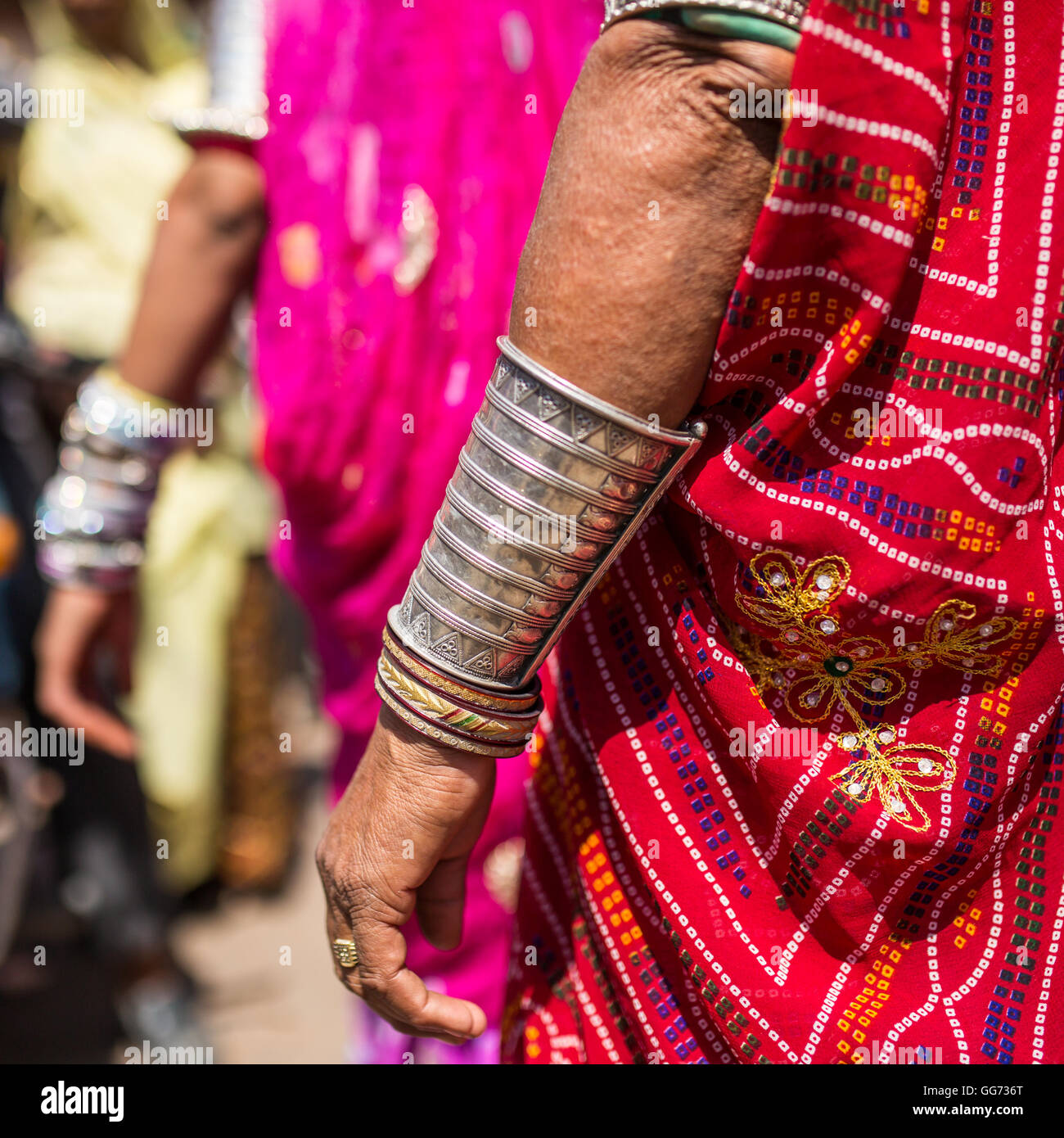 Rajasthani Frauen Hände mit traditionellen Silber Armbänder Nahaufnahme Stockfoto