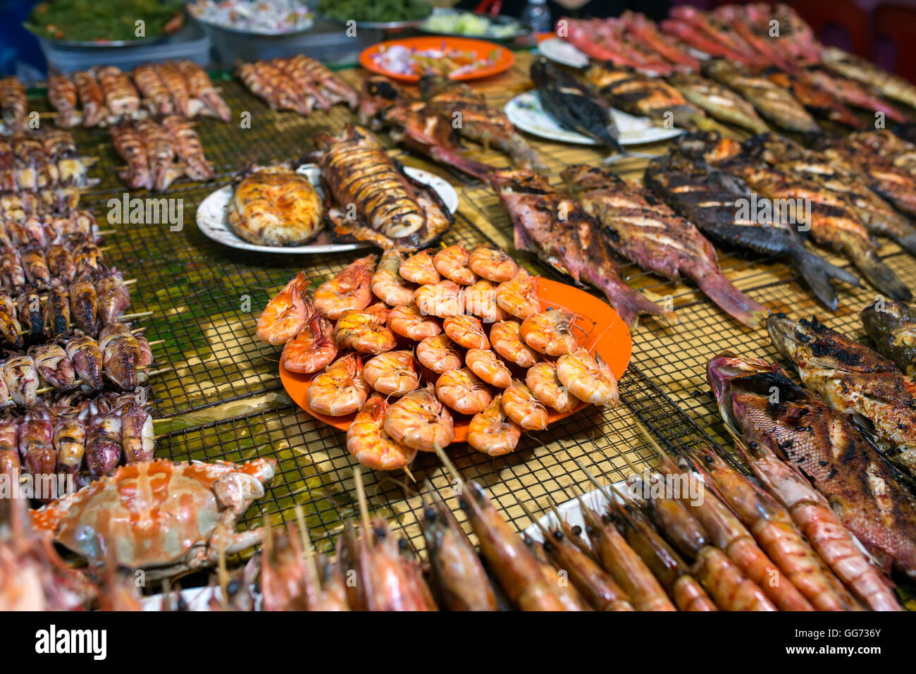 Auswahl an gegrillten Meeresfrüchten auf dem Markt in Kota Kinabalu, Sarawak, Malaysia Stockfoto