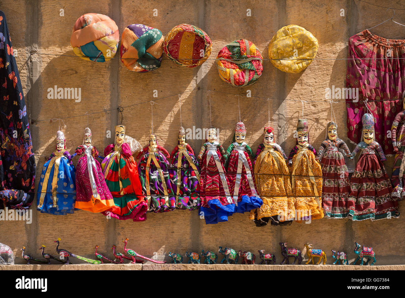 Souvenir-Rajasthan-Puppen hängen in der Straße Shop von Jodhpur, Indien Stockfoto