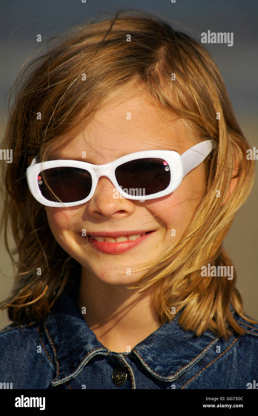Mädchen mit weißen Sonnenbrille Stockfoto