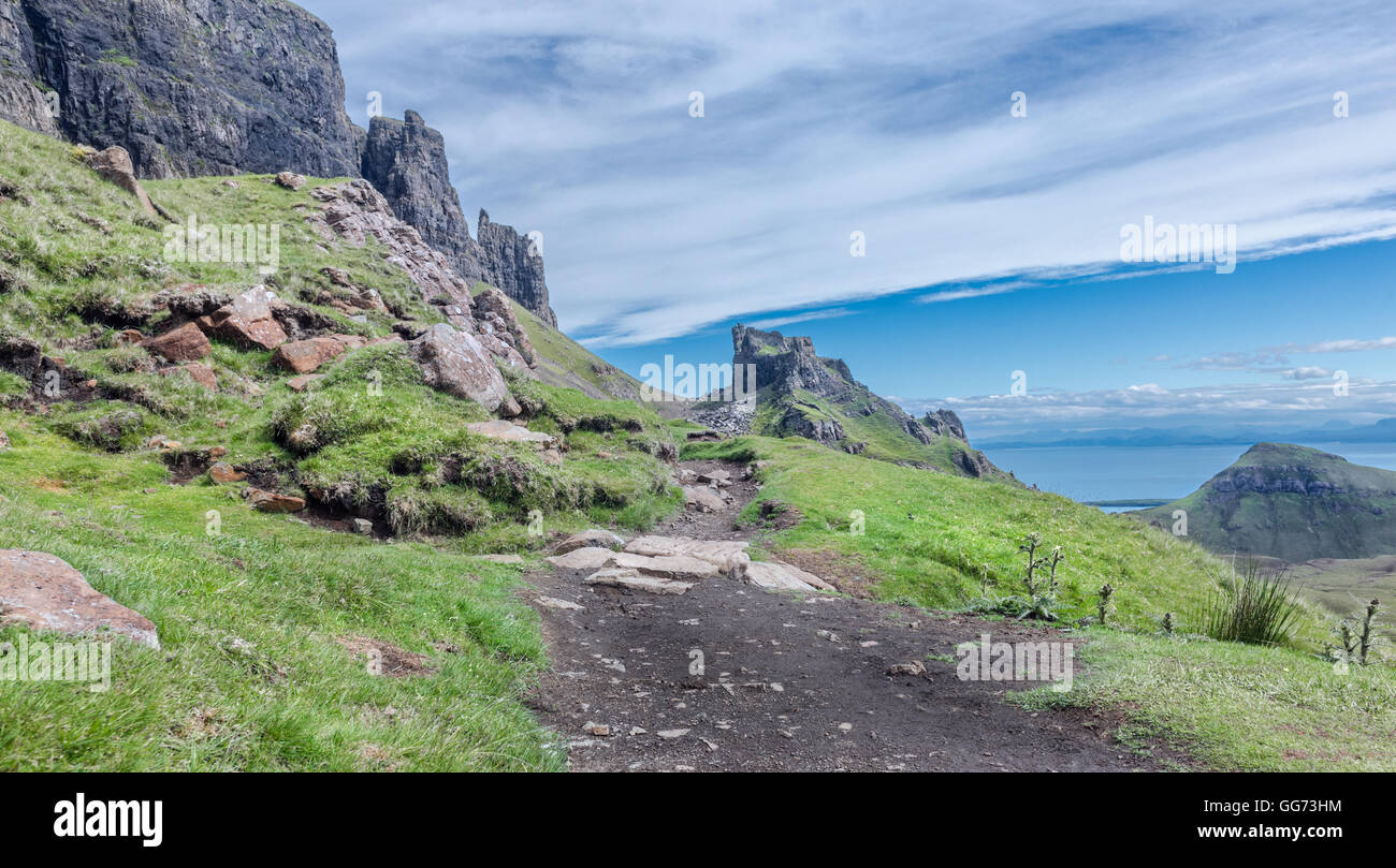 Leere Bergweg Richtung Quiraing Hill auf der Isle Of Skye in Schottland Stockfoto