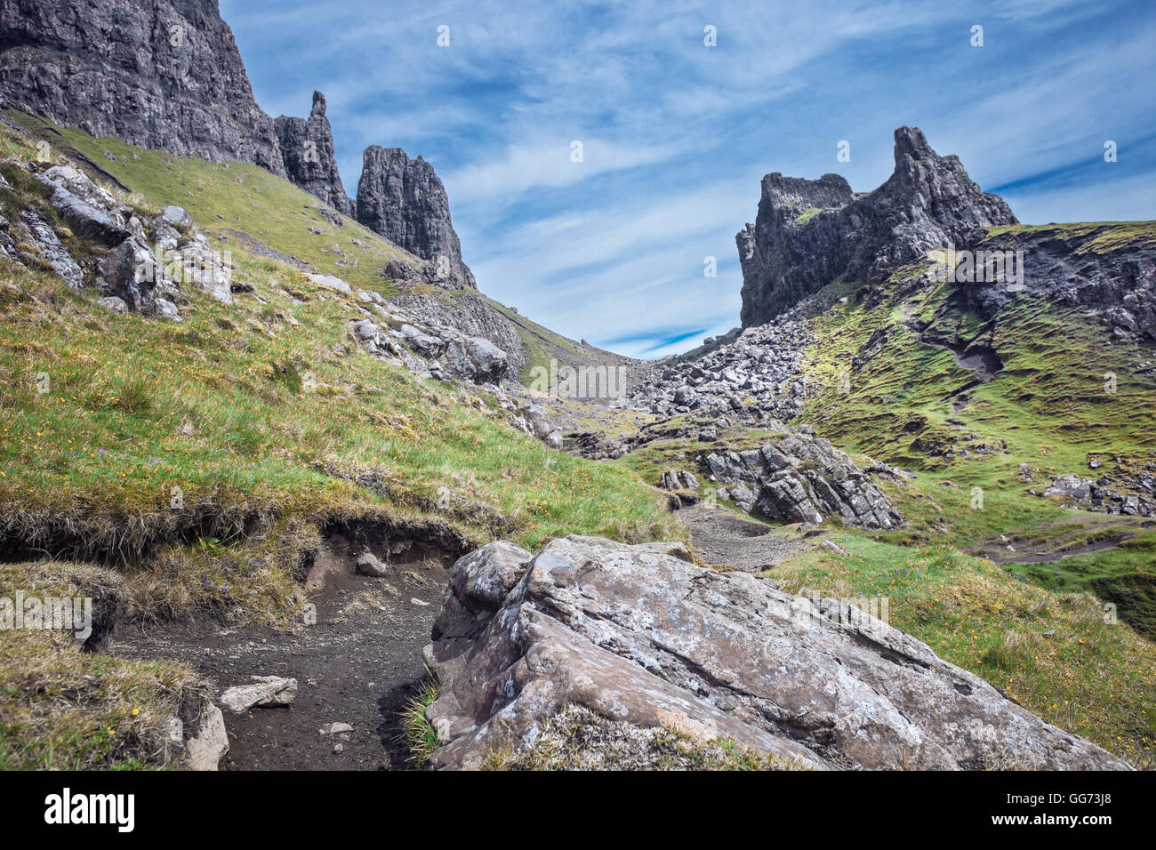Leere Trekking Pfad unter grünen Hänge der Quiraing in der Isle Of Skye Stockfoto