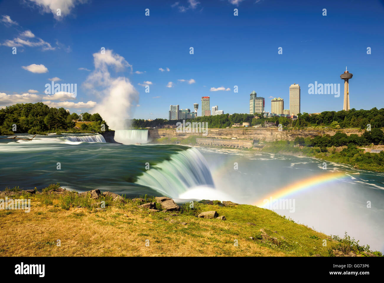 Spektakuläre Regenbogen an den Niagarafällen. Langzeitbelichtung. Stockfoto