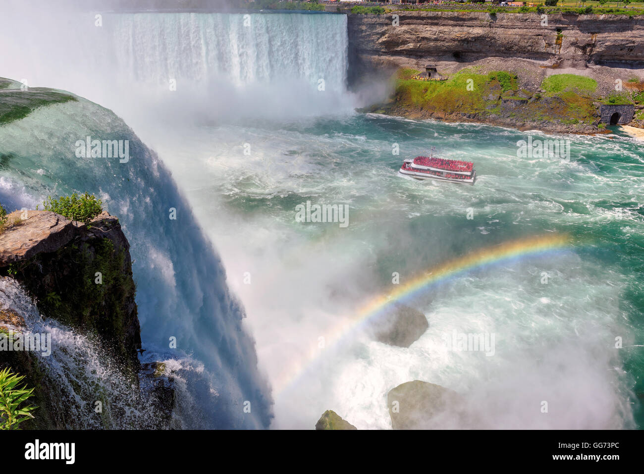 Niagara Falls, Regenbogen und touristischen Schiff Stockfoto