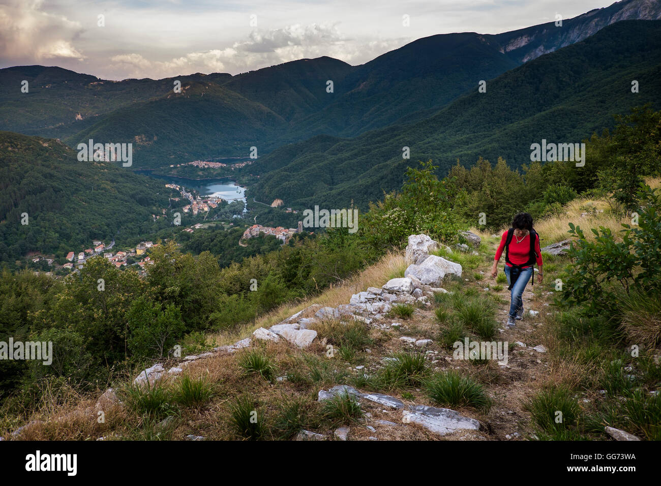 Garfagnana, Toskana, Italien - Vagli di Sotto Dorf am Lago di Vagli, Vagli Seeblick vom Campacatino Dorf, die Art und Weise trekking Stockfoto