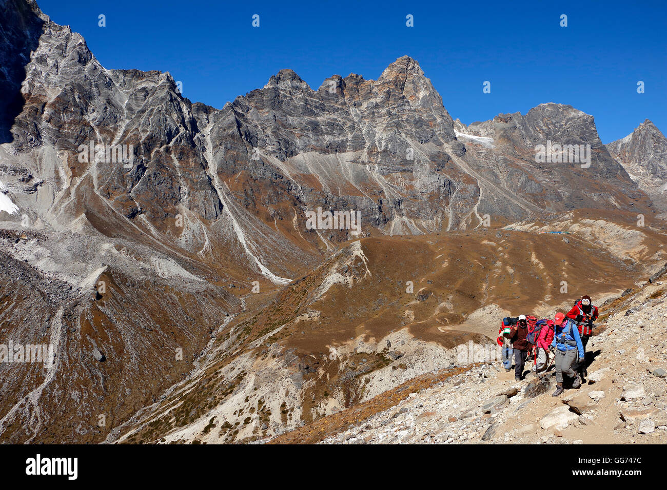 Wanderer und Sherpa Dzonglha verlassen Stockfoto