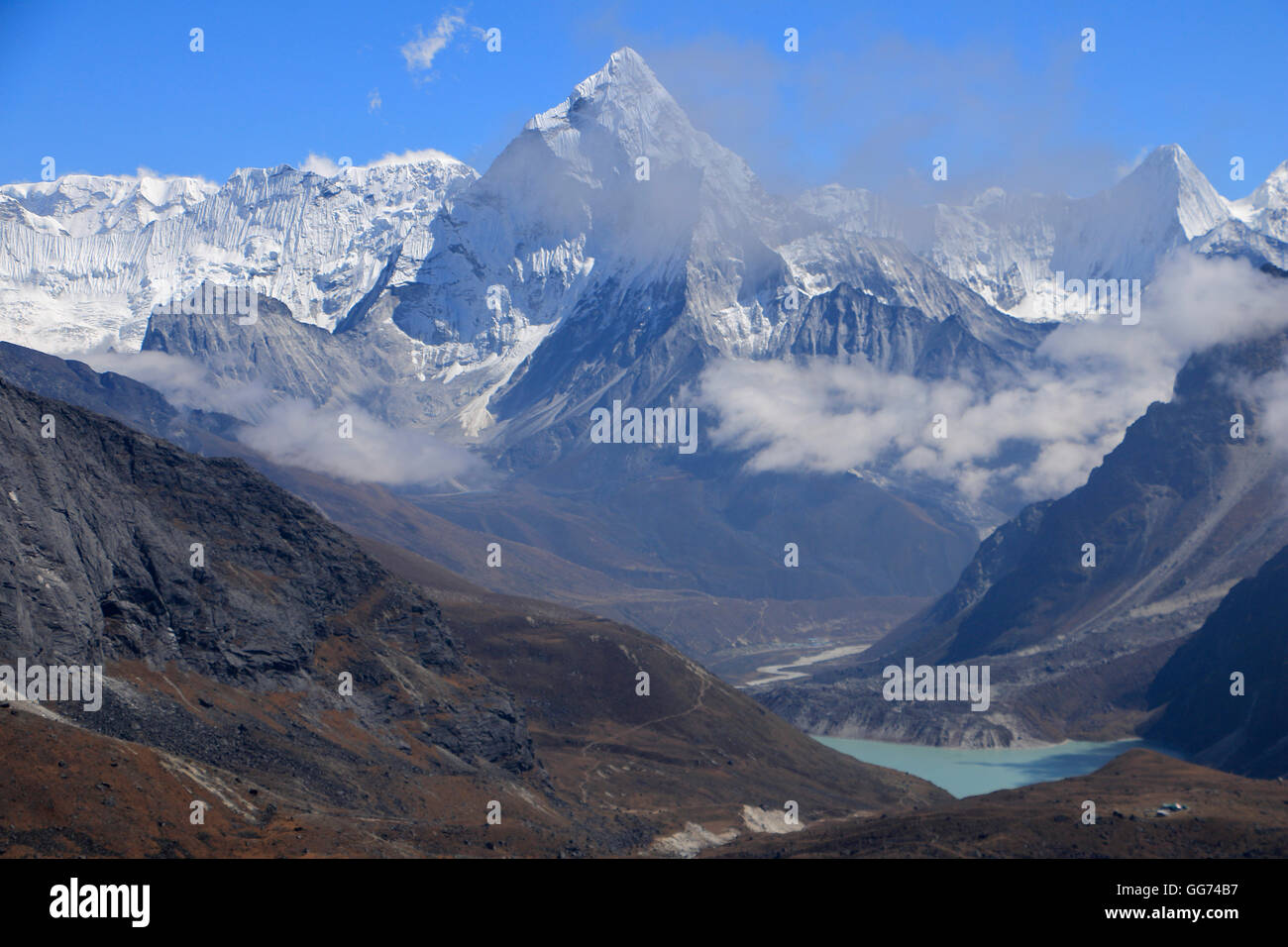 Blick Chola Tsho Gletschersee mit Ama Dablam Peak im Hintergrund vom Cho La Pass Stockfoto