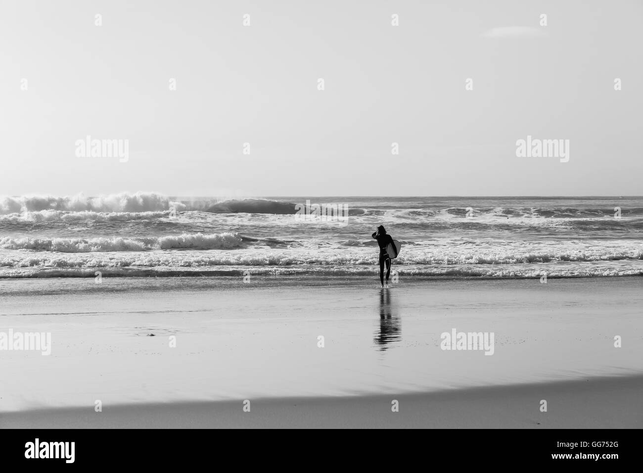 Surfer, die unbekannte zu Fuß in Richtung Ozeanwellen für Surf-Session. Stockfoto