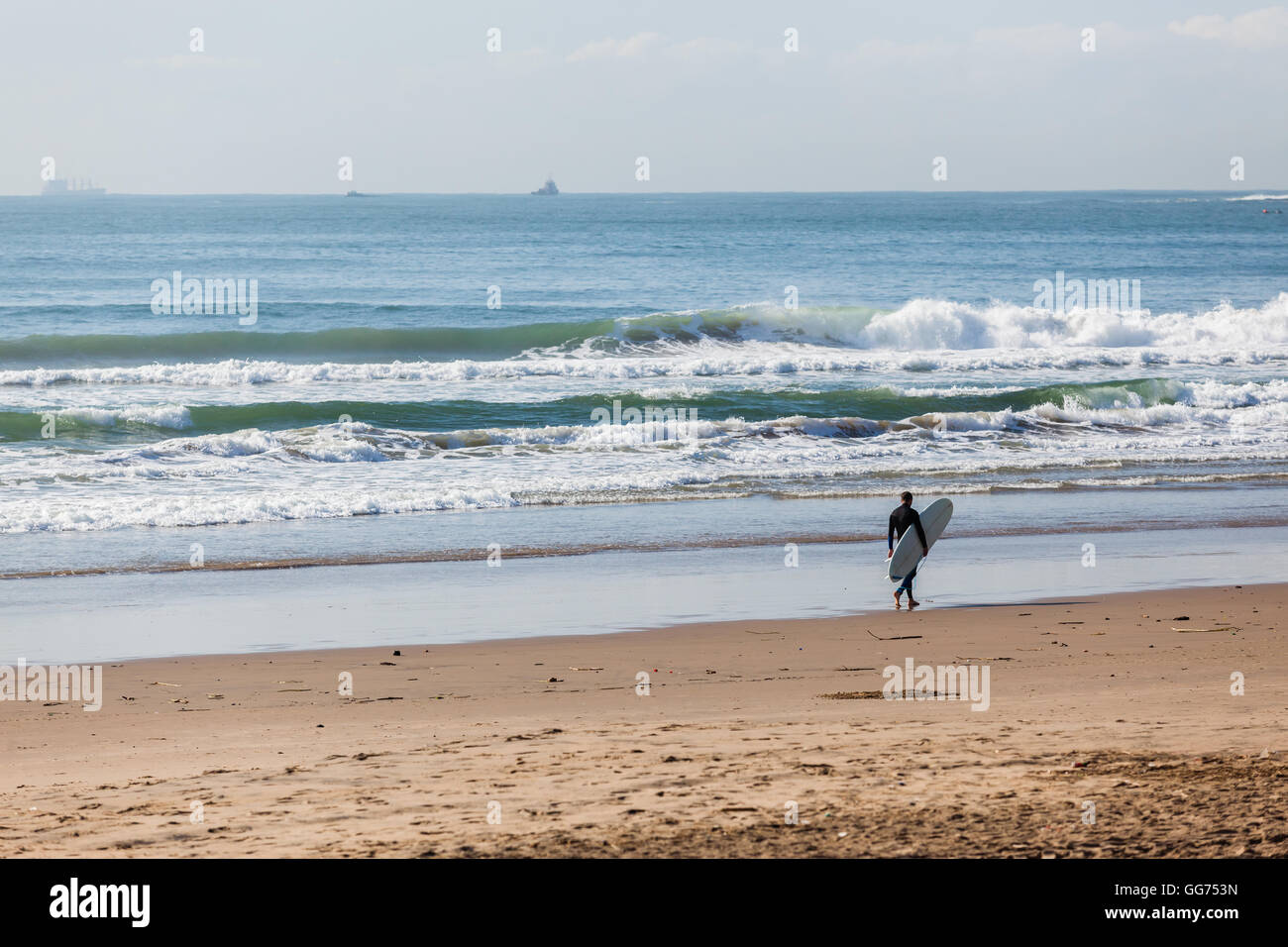Surfer, die unbekannte zu Fuß in Richtung Ozeanwellen für Surf-Session. Stockfoto