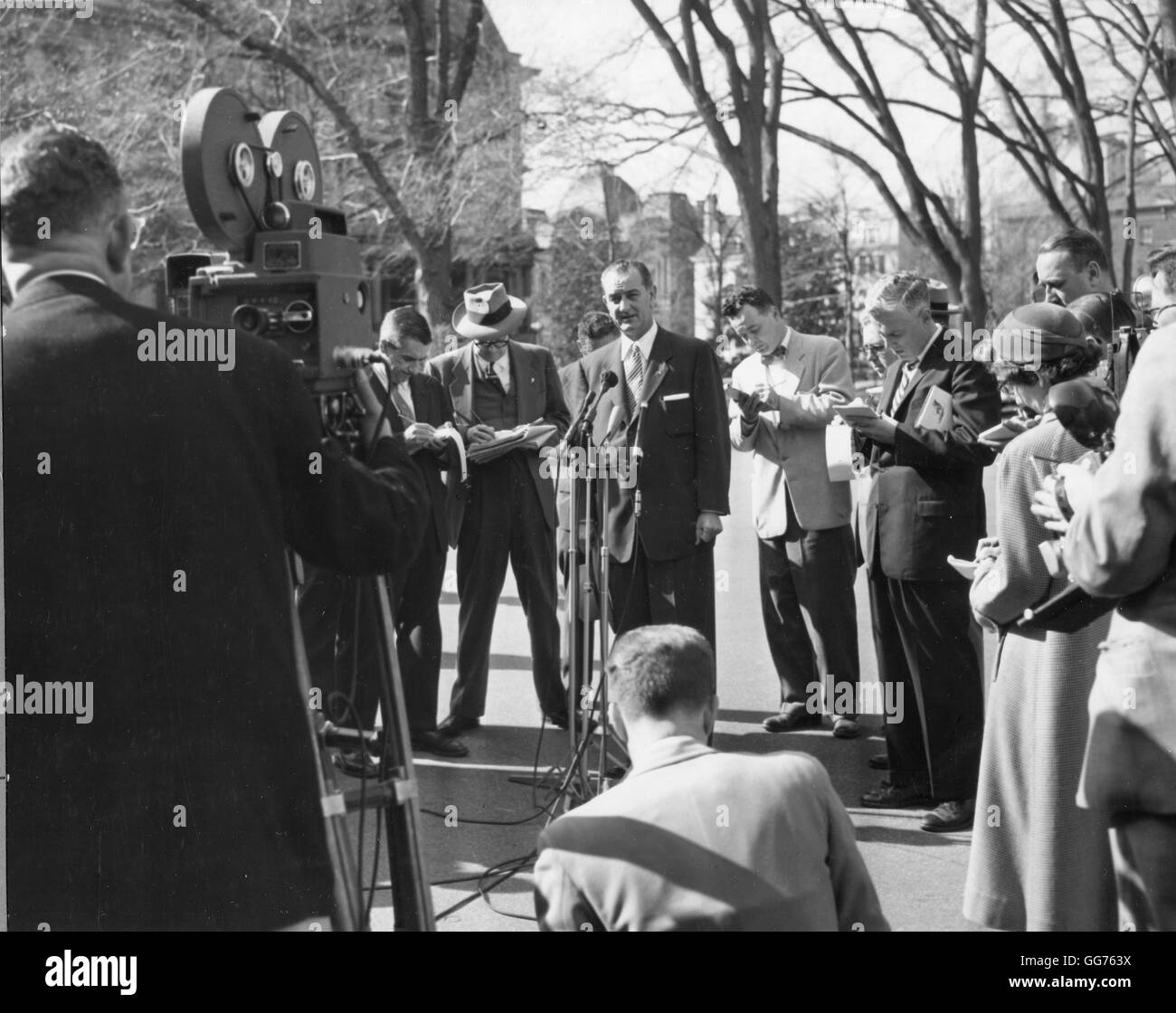 Senat demokratischen Führer Lyndon B. Johnson im Gespräch mit Reportern über ein Treffen im Weißen Haus über ob die USA die Matsu verteidigen und Quemoy-Inseln im Falle einer roten chinesischen angreifen. Stockfoto