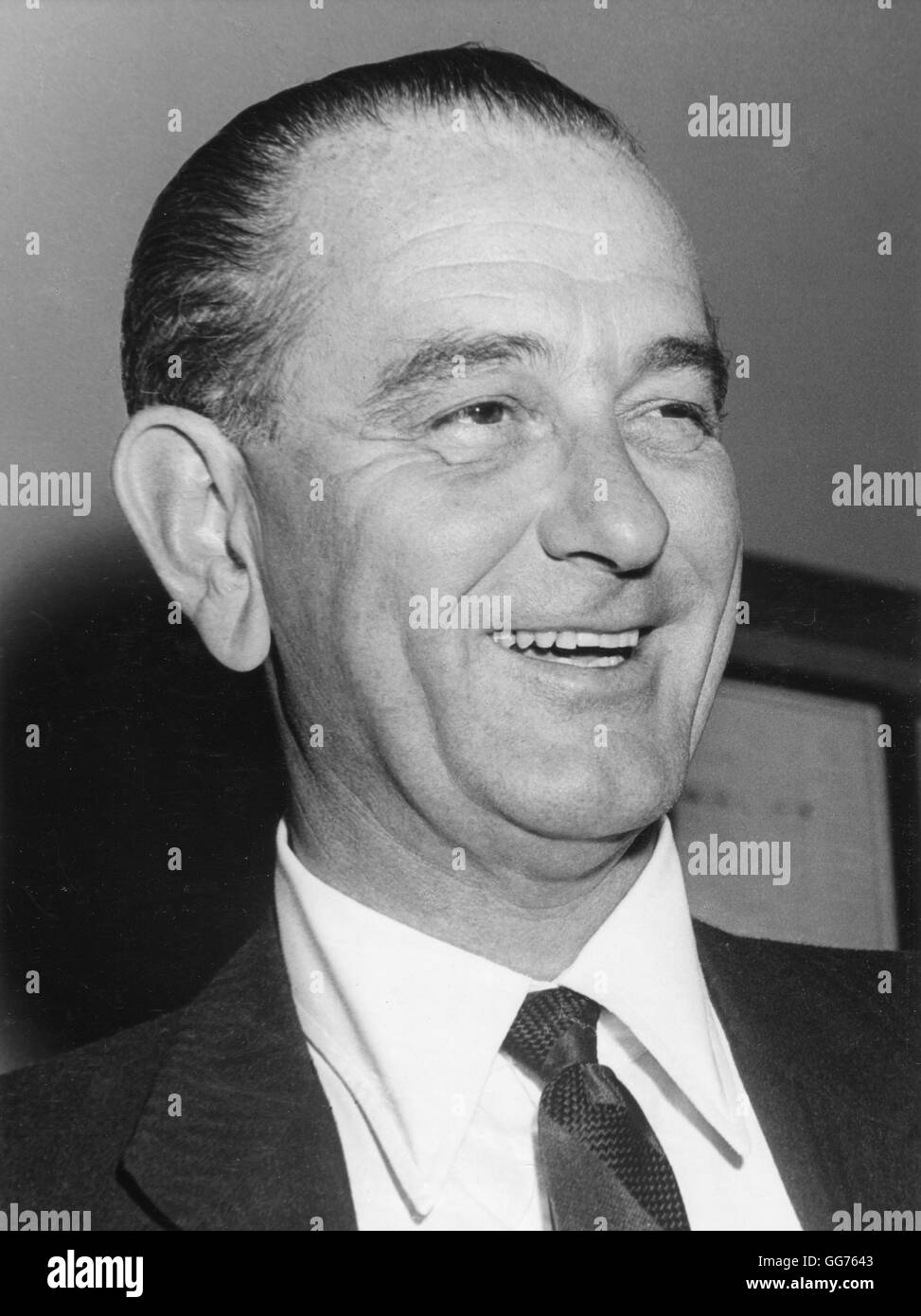 Senat-Majorität Führer Lyndon Johnson (D -TX) wird gezeigt, wie er Capitol Zeitungsmänner erzählte, dass er nicht für die Präsidentschaftskandidatur im Jahr 1956 ausgeführt wird. Stockfoto