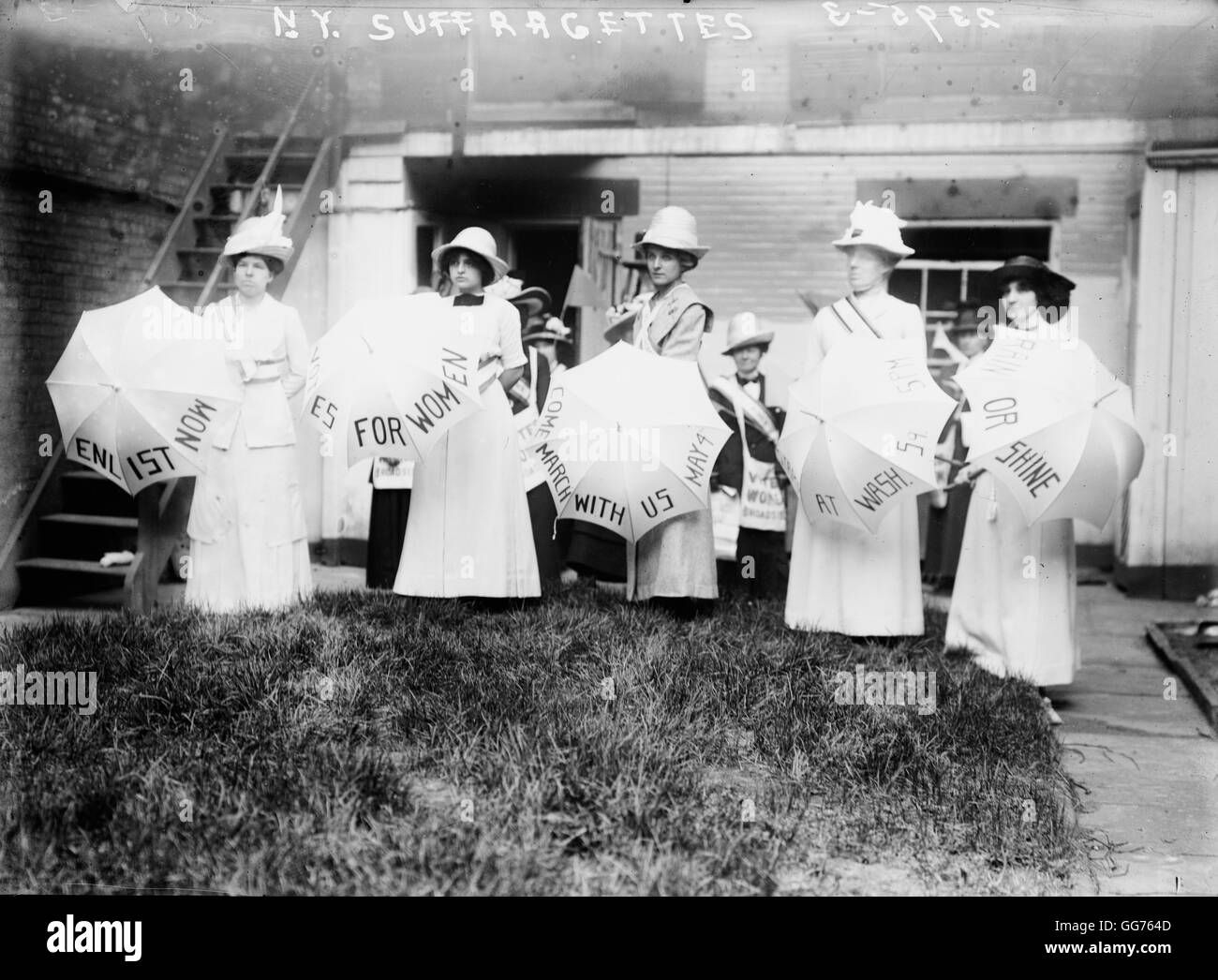 New York Suffragetten lädt Fans an eine Demonstration teilnehmen. Stockfoto