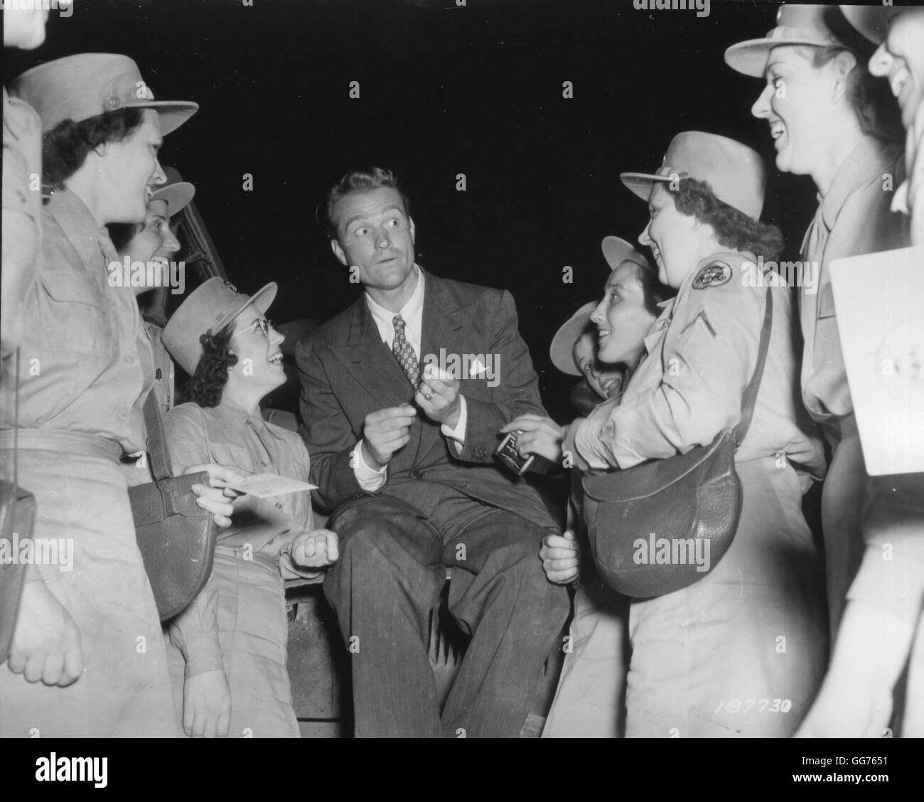 Komiker Red Skelton Becher für eine Gruppe von WACs in Camp Hood, Texas während des zweiten Weltkriegs. Stockfoto