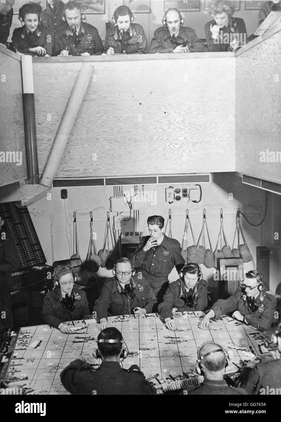 Eine britische Royal Observer Corps Center am Arbeitsplatz bei einem Luftangriff während des zweiten Weltkriegs. Stockfoto