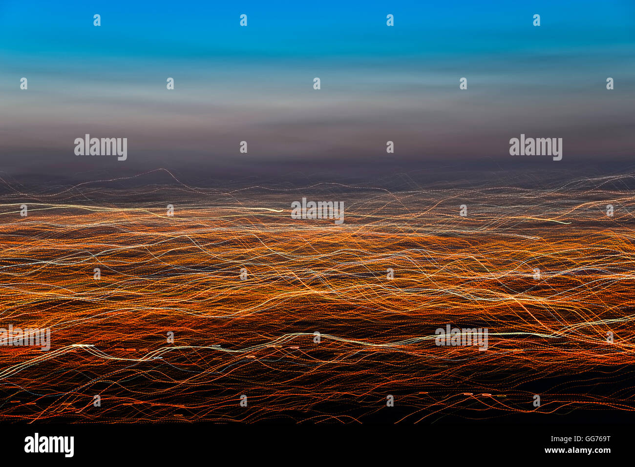 Stadt Lichtspuren in der Abenddämmerung. Die Lichter der Stadt von Manchester Thread wie Wanderwege mit Bewegung der Kamera machen. Stockfoto