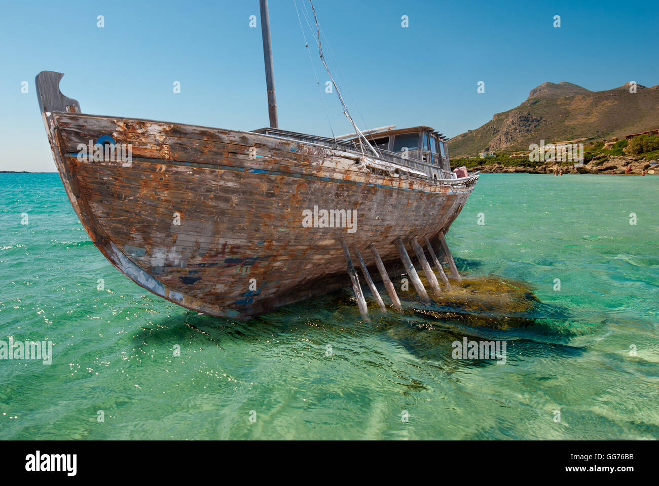 Ein altes Schiffswrack auf einer Klippe. Stockfoto