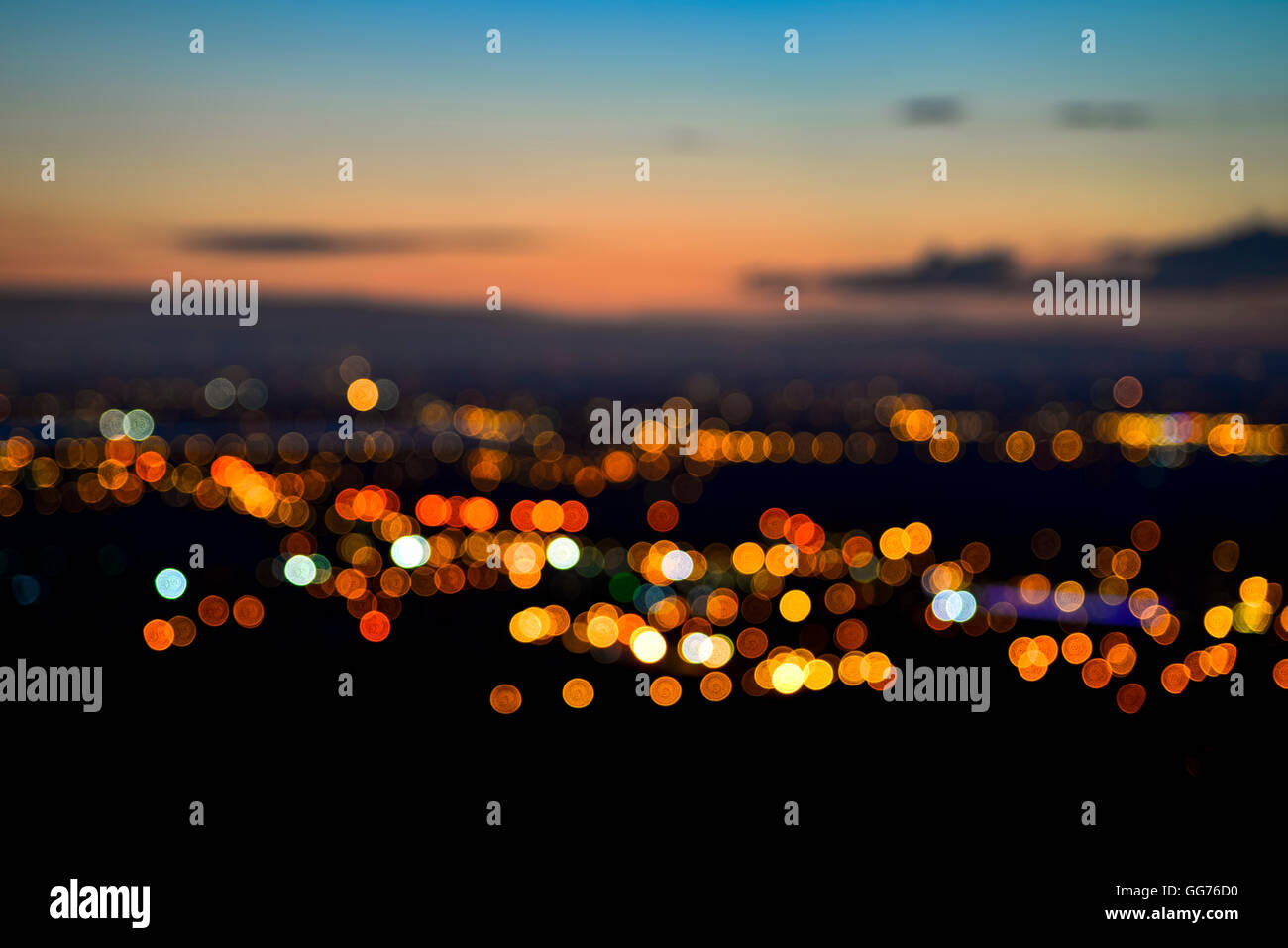 Abstraktes Bild unscharf elektrisches Licht in der Stadt von Manchester in der Abenddämmerung. Stockfoto
