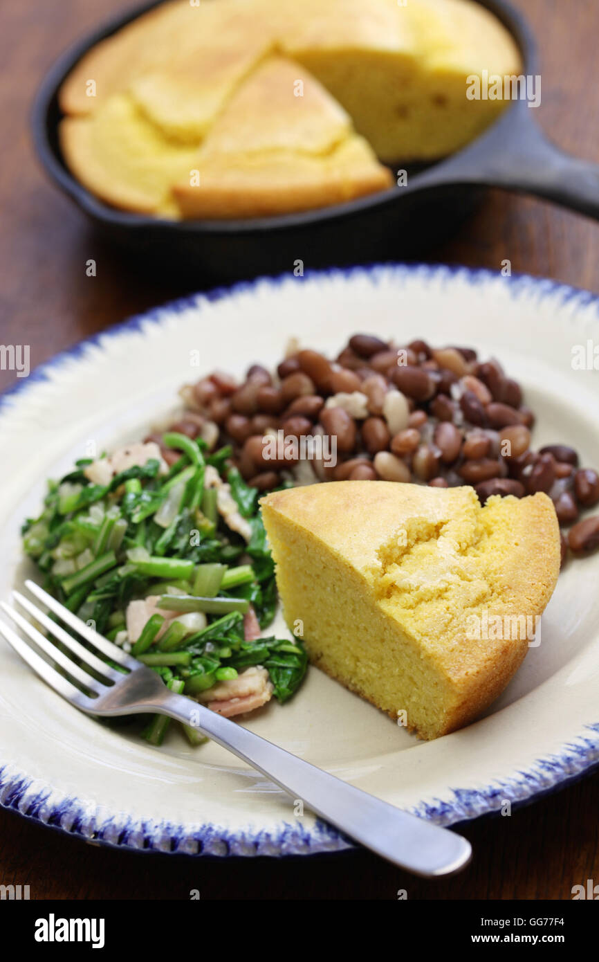 Bohnen und Greens mit Maisbrot, Küche der Südstaaten der USA Stockfoto