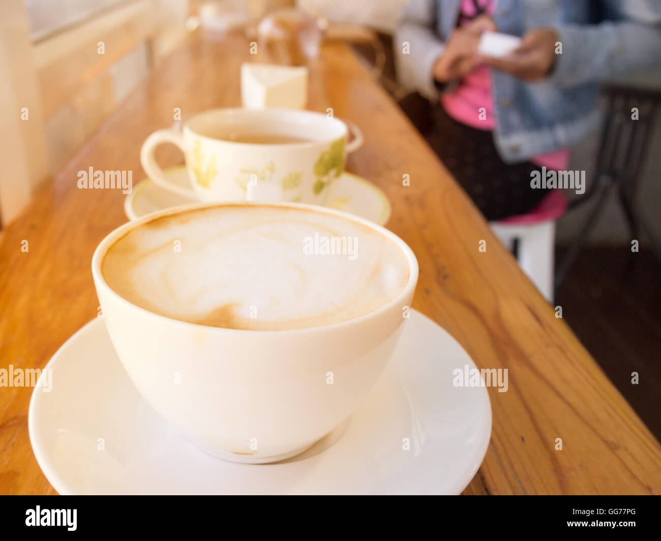 Abstract zu verwischen Kaffeetasse im Kaffee Café mit Vintage-Filter Effekt Hintergrund Stockfoto