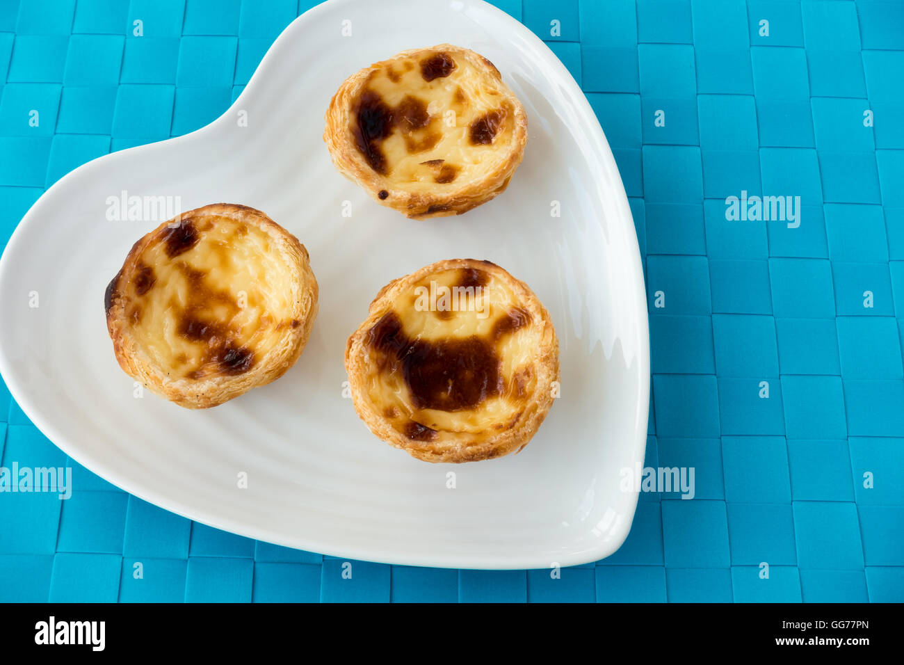 Drei Portugiesen Pastel de Nata auf einem Teller Stockfoto