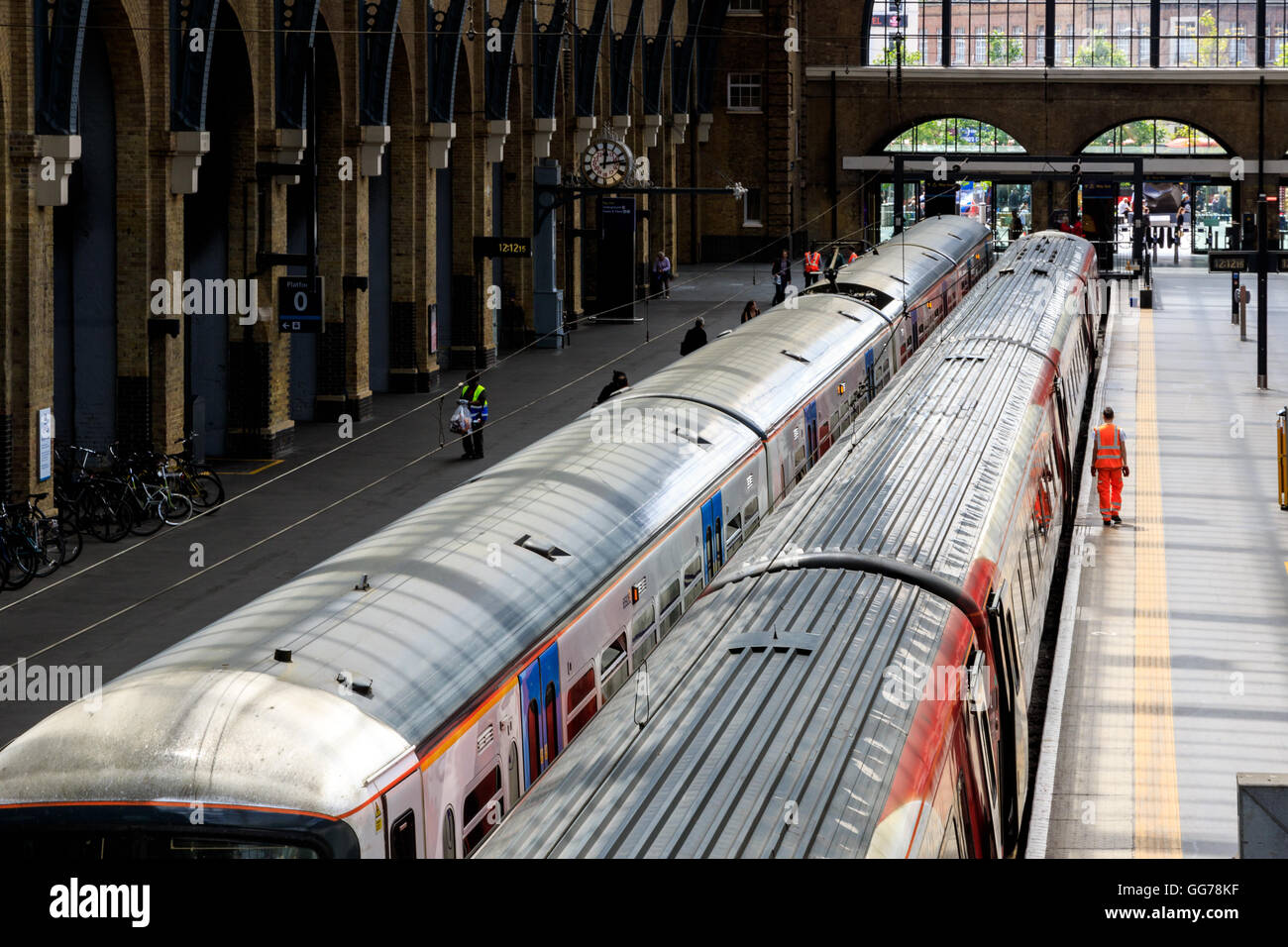 Reisende weitergeben Plattformen in Kings Cross Bahnhof Stockfoto