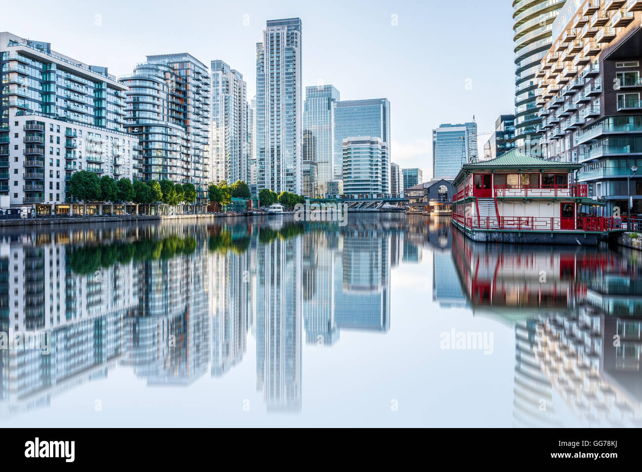 Canary Wharf und Finanzzentrum in London bei Sonnenuntergang Stockfoto