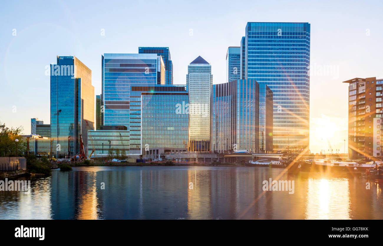 Canary Wharf und Finanzzentrum in London bei Sonnenuntergang Stockfoto