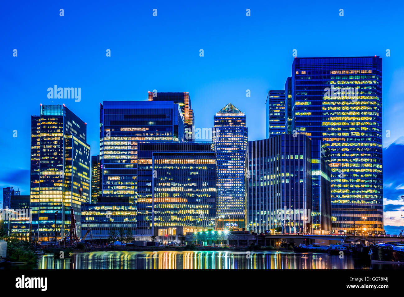 Canary Wharf und Finanzzentrum in London bei Nacht Stockfoto