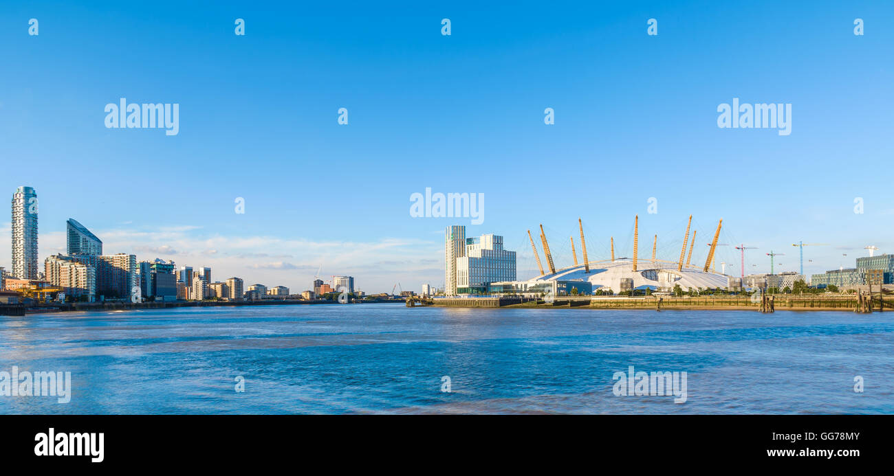 Panoramablick auf der Themse, North Greenwich und O2 Arena. Stockfoto