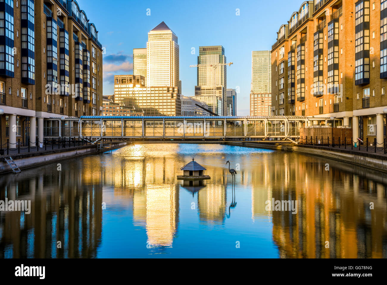 Canary Wharf und Finanzzentrum in London bei Sonnenuntergang gesehen von Nelson Dock Pier Stockfoto