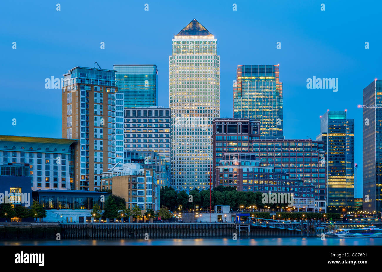 Canary Wharf und Finanzzentrum in London am Abend Stockfoto