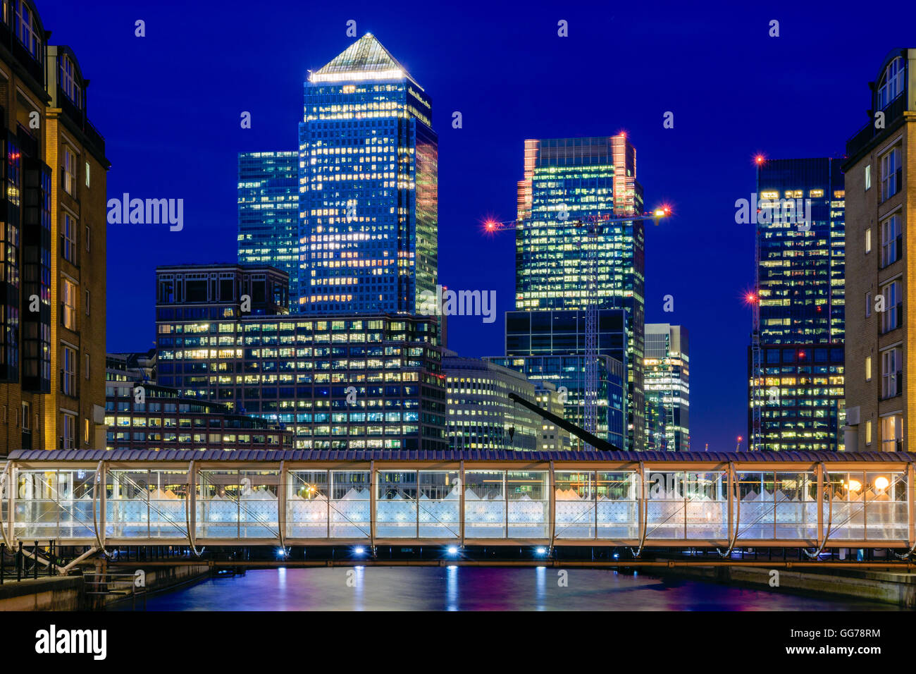 Beleuchtete Canary Wharf, Finanzzentrum in London am Abend Stockfoto