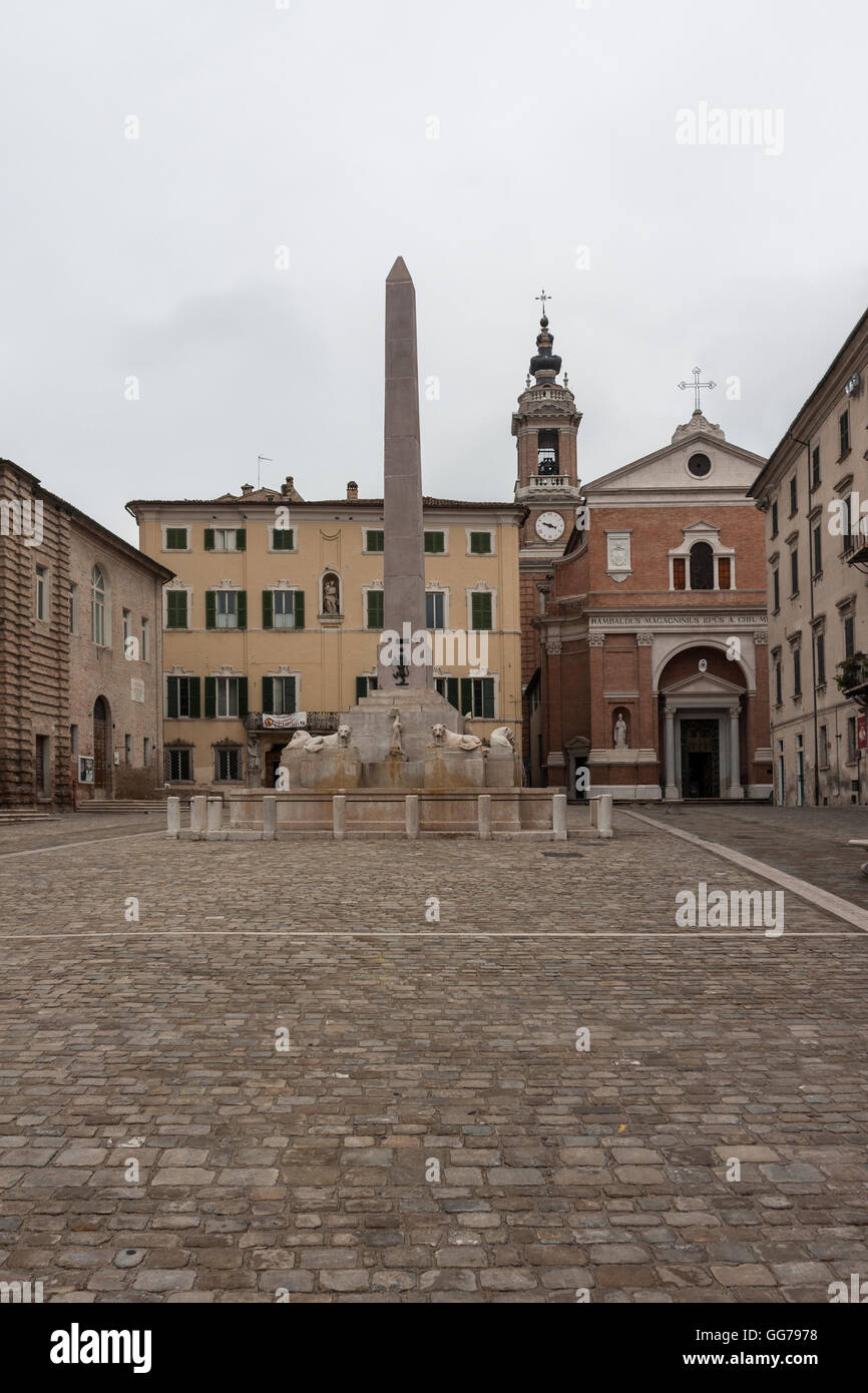 Jesi Marken Italien. Frederik II Platz, errichtet über dem Forum Romanum.  Blick auf den Dom Sankt Settimio auf der rechten Seite (XIII-XV  Stockfotografie - Alamy