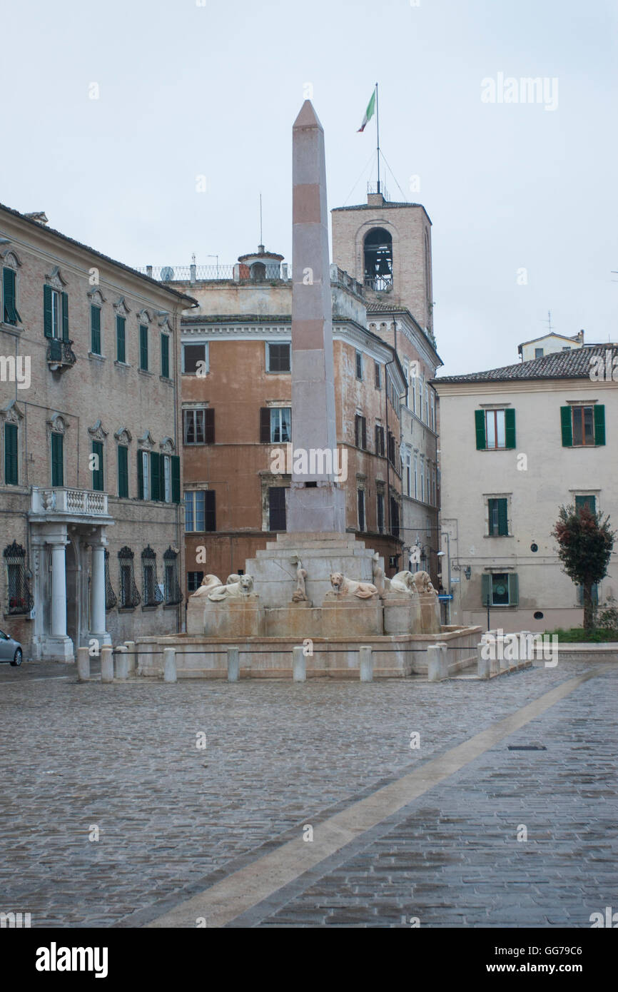 Jesi Marken Italien. Frederik II Platz, errichtet über dem Forum Romanum. Blick auf den Brunnen-obelisk Stockfoto