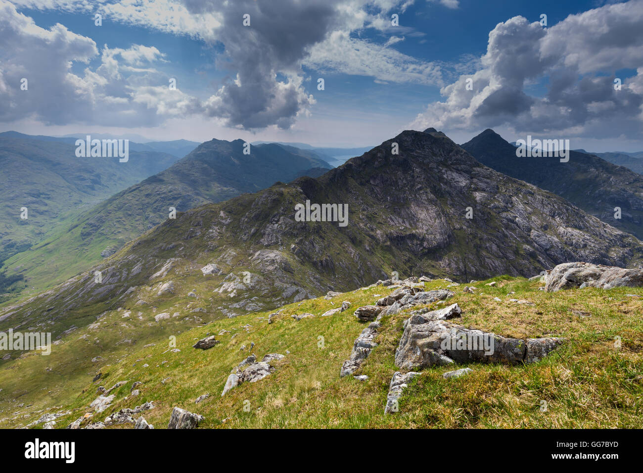 Garbh Chioch Mhor und Sgurr Na Ciche an einem dunstigen Sommernachmittag aus Sgurr Nan Coireachan Stockfoto