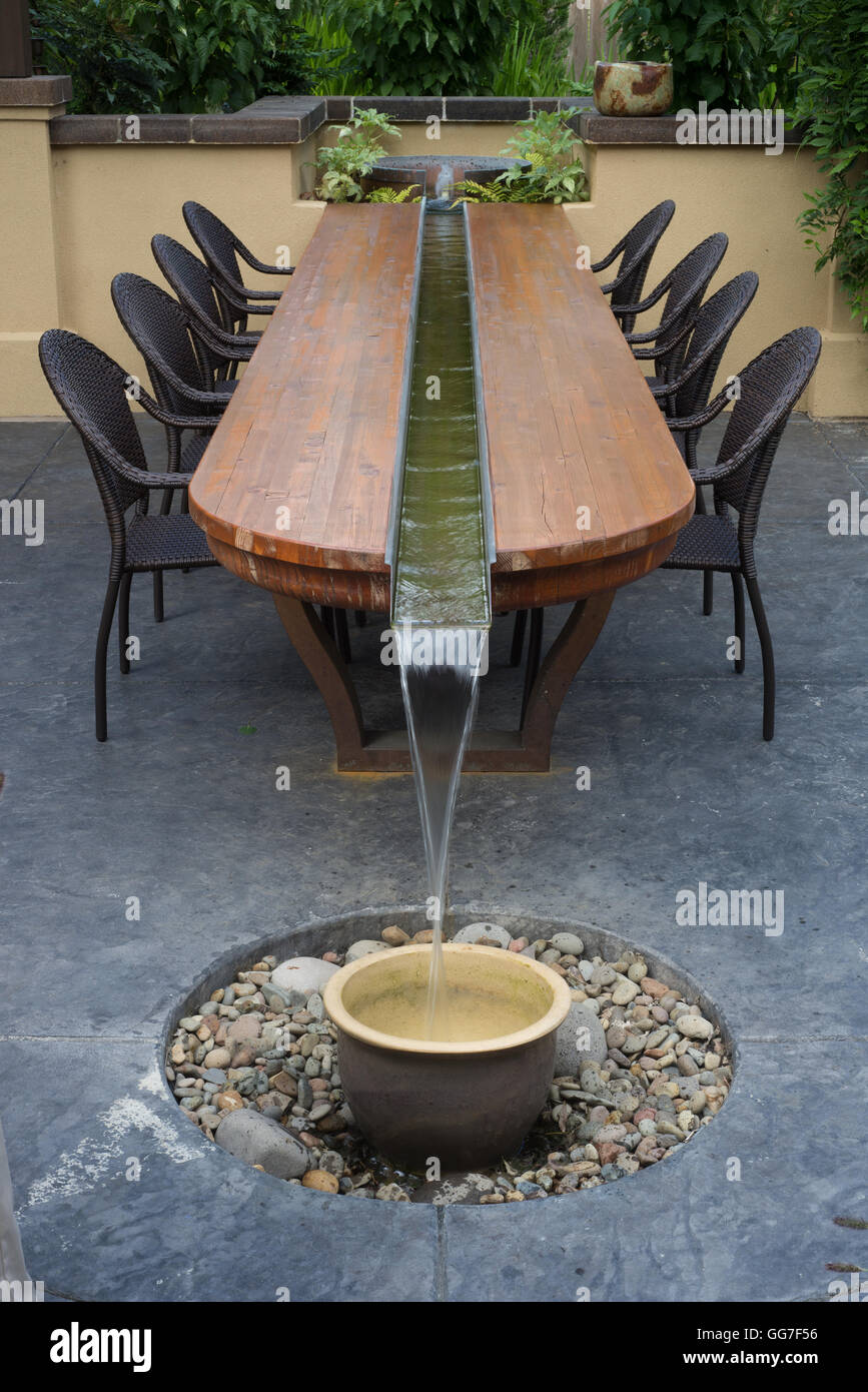Eine Einzigartige Kunstlerische Terrasse Tisch Mit Einem Wasserspiel In Der Mitte Stockfotografie Alamy
