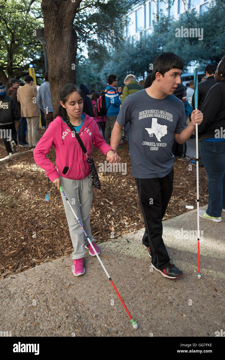 Sehbehinderte Schüler an den Händen halten und gehen mit Stöcken im Martin-Luther-King-Tag März an der University of Texas at Austin Stockfoto