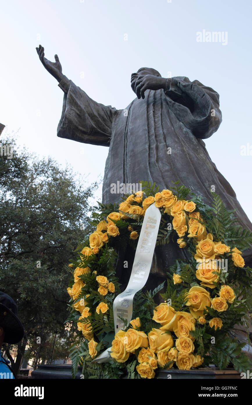 Kranz aus gelben Rosen am Fuße des f Martin Luther King-Statue an der University of Texas at Austin campus Stockfoto