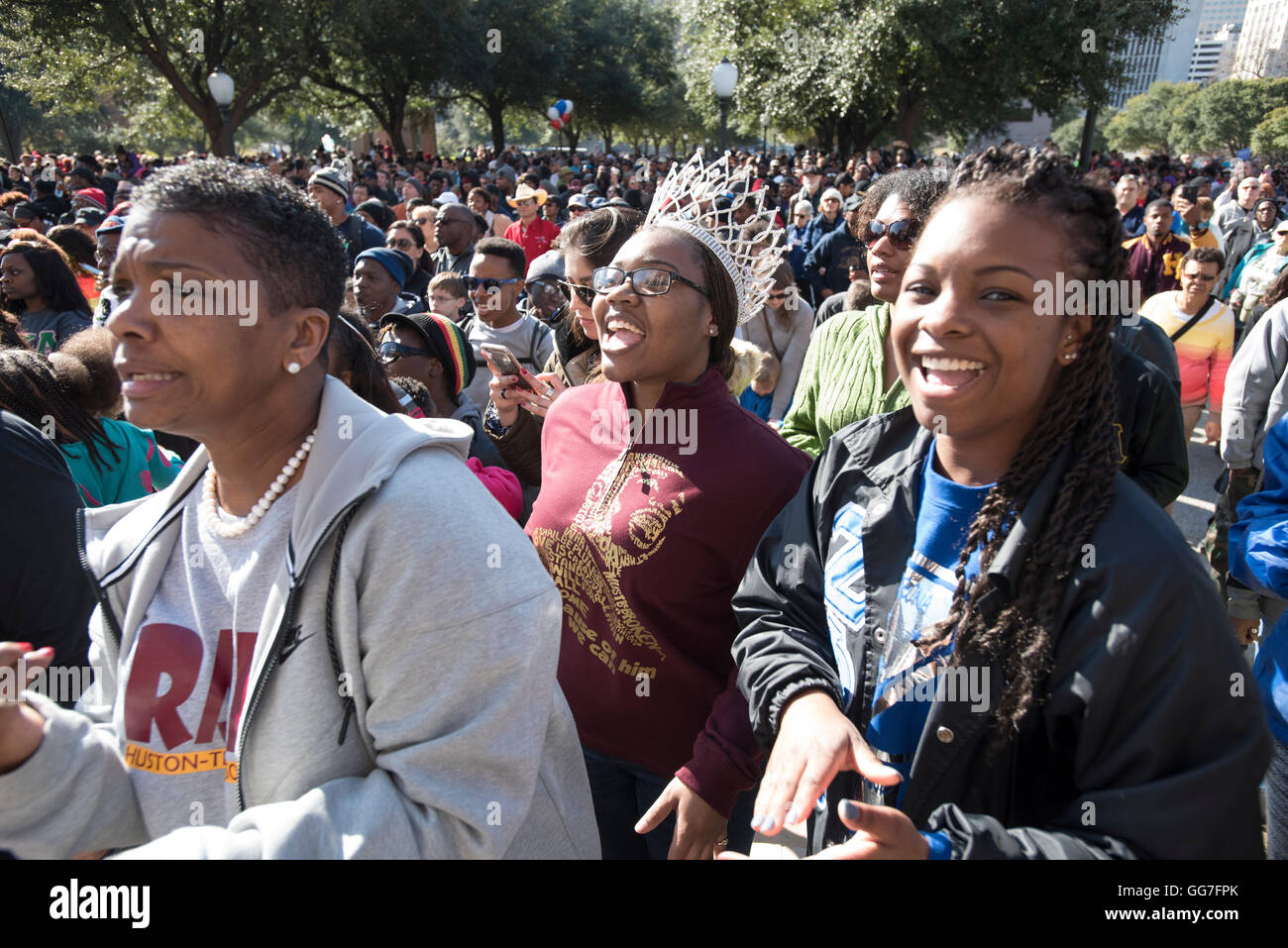 Schwarze College-Student trägt Krone im Martin-Luther-King-Tag März in Austin, Texas Stockfoto