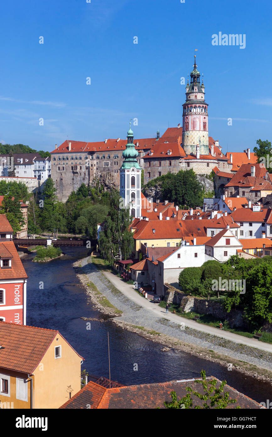 Cesky Krumlov Tschechische Republik Europaschloss oberhalb der Moldau Stockfoto