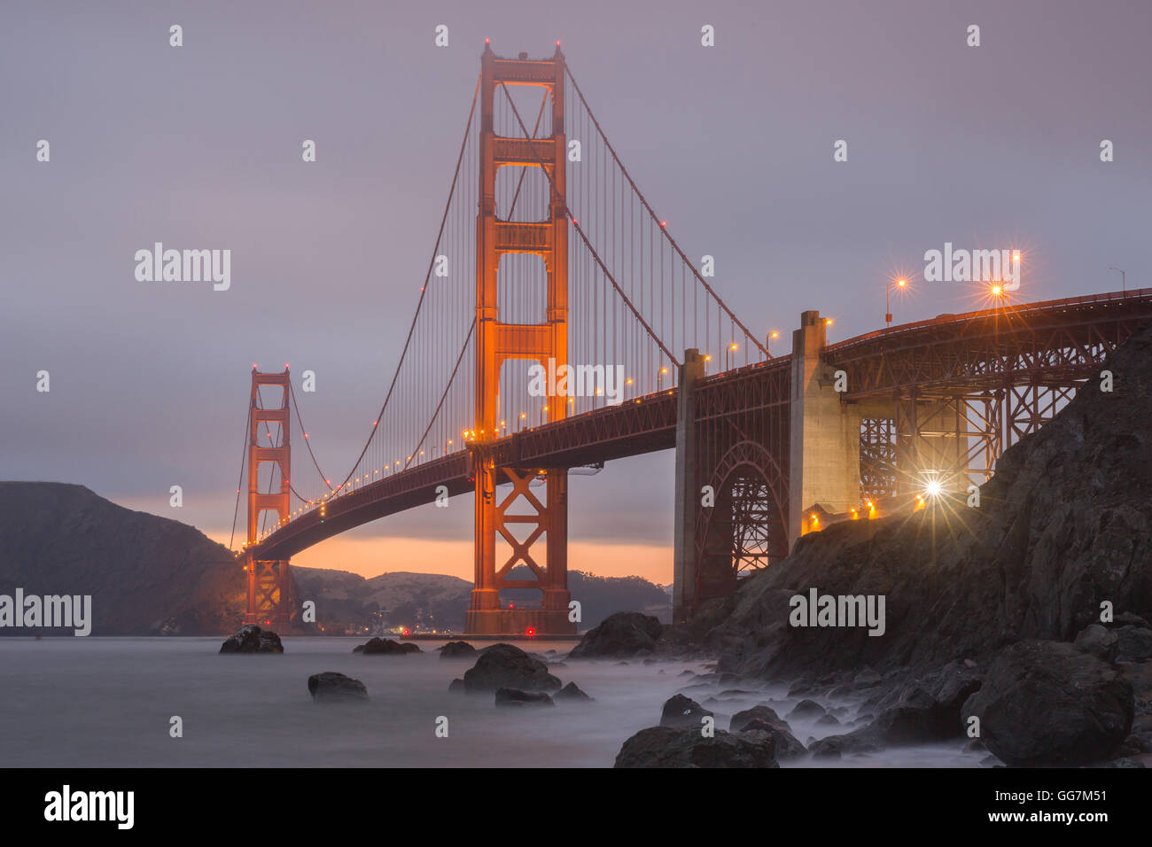 Sprung in die Wolken hinter der Golden Gate Bridge als von Marshall's Strand gesehen. Stockfoto