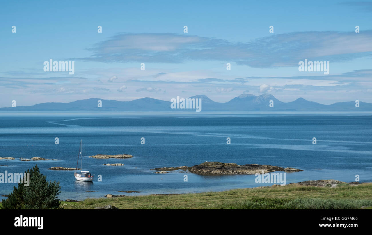 Blick auf die Paps of Jura Berge auf der Insel Jura von der Halbinsel Kintyre in Argyll and Bute, Inneren Hebriden, Schottland Stockfoto