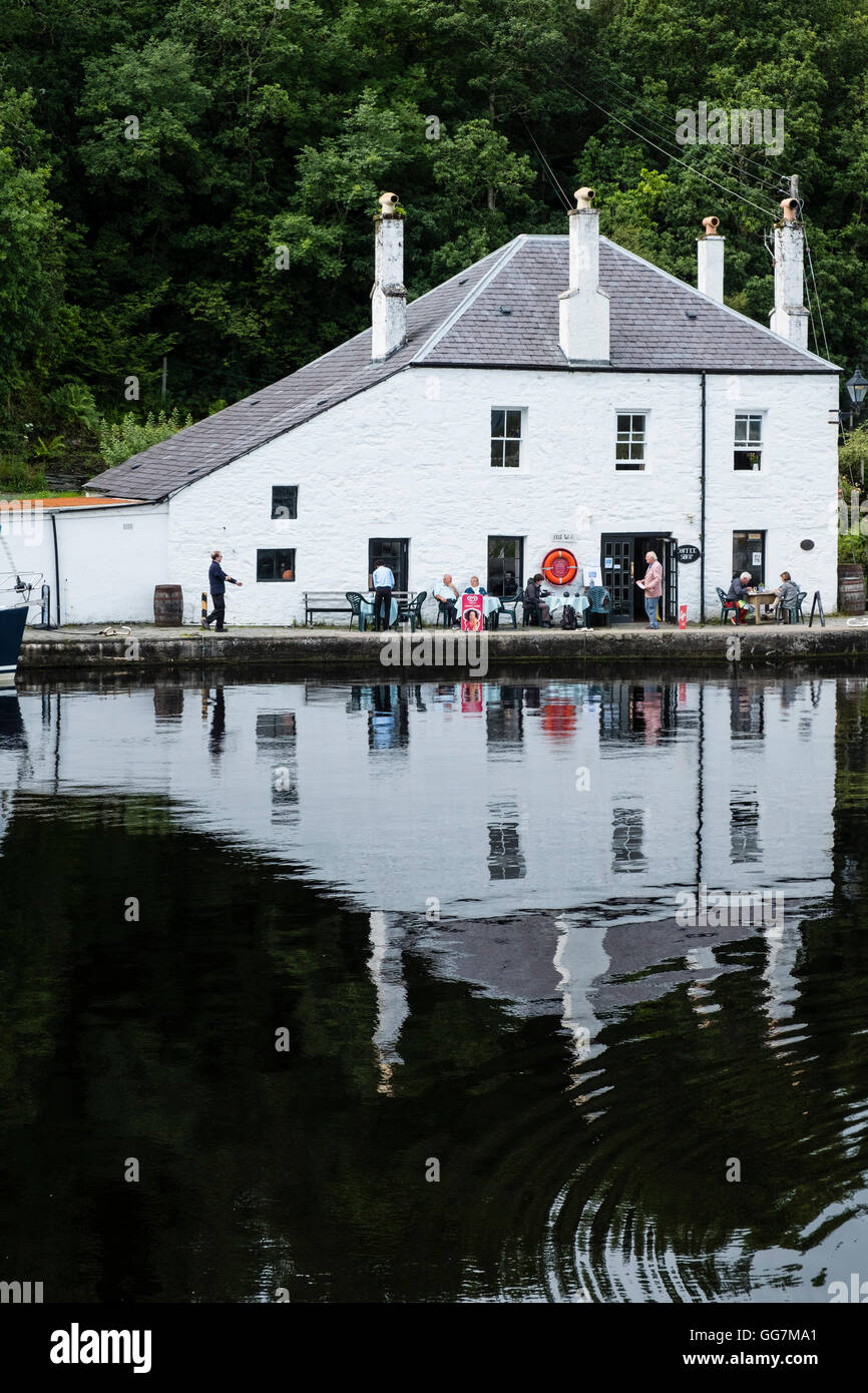 Cafe reflektiert neben Becken auf Crinan Canal in Argyll and Bute in Schottland, Vereinigtes Königreich Stockfoto