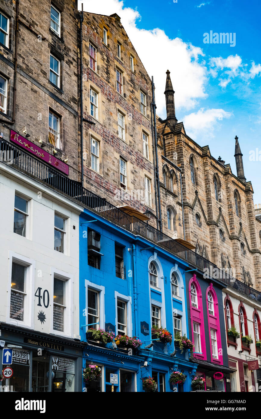 Blick auf bunte Geschäfte an der historischen Victoria Street in der Old Town von Edinburgh, Schottland, Vereinigtes Königreich Stockfoto