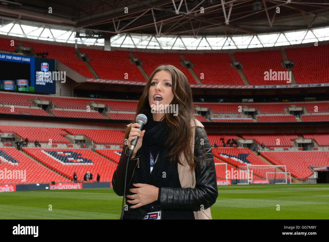 Britische Sängerin Faryl Smith ein Gesang an Wembley 2015 Stockfoto