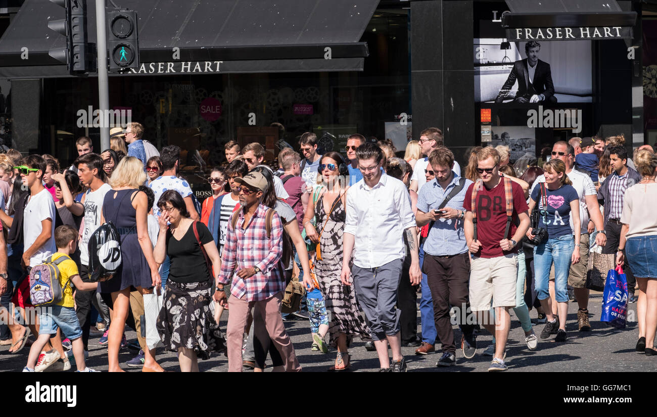 Viele Fußgänger auf belebten Straßenkreuzung an der Princes Street in Edinburgh, Schottland, Vereinigtes Königreich Stockfoto