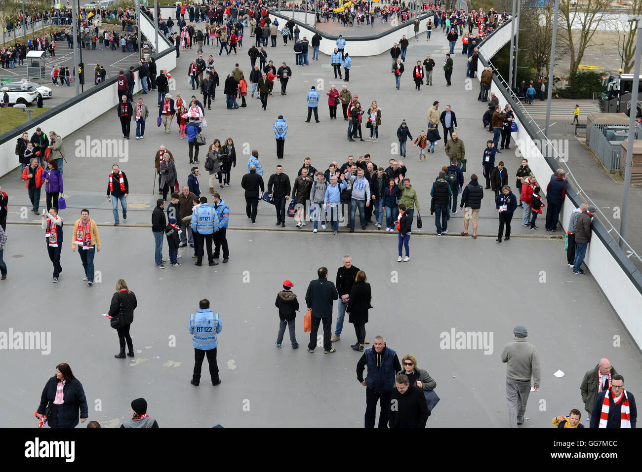 Fußball-fans Fans hinunter Wembley Weg für Johnstone es Paint Finale 2015 Stockfoto