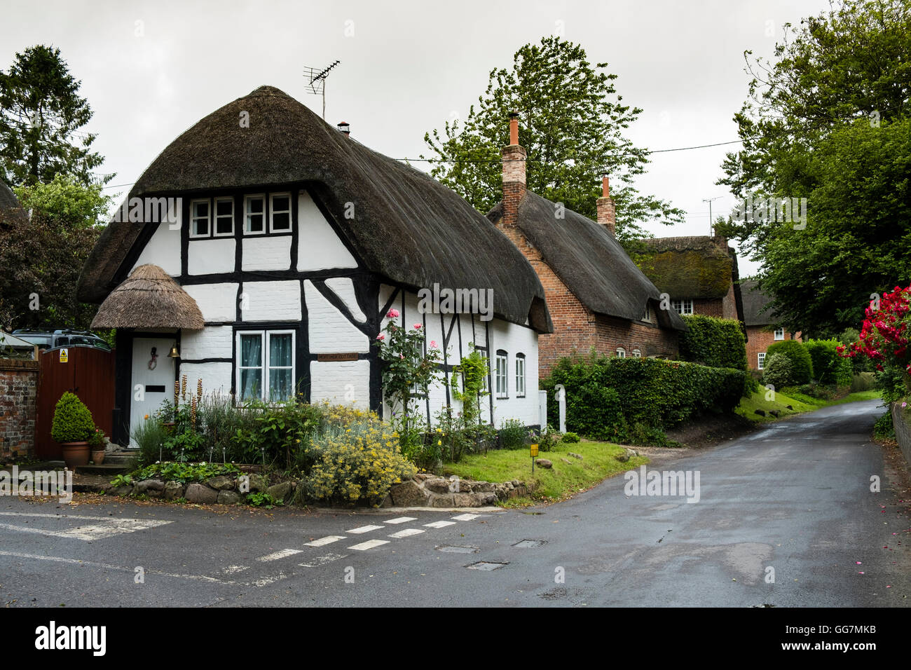 Ansicht der strohgedeckten Hütten auf Hauptstraße in Wootton Flüsse Dorf in Wiltshire, England, Vereinigtes Königreich Stockfoto