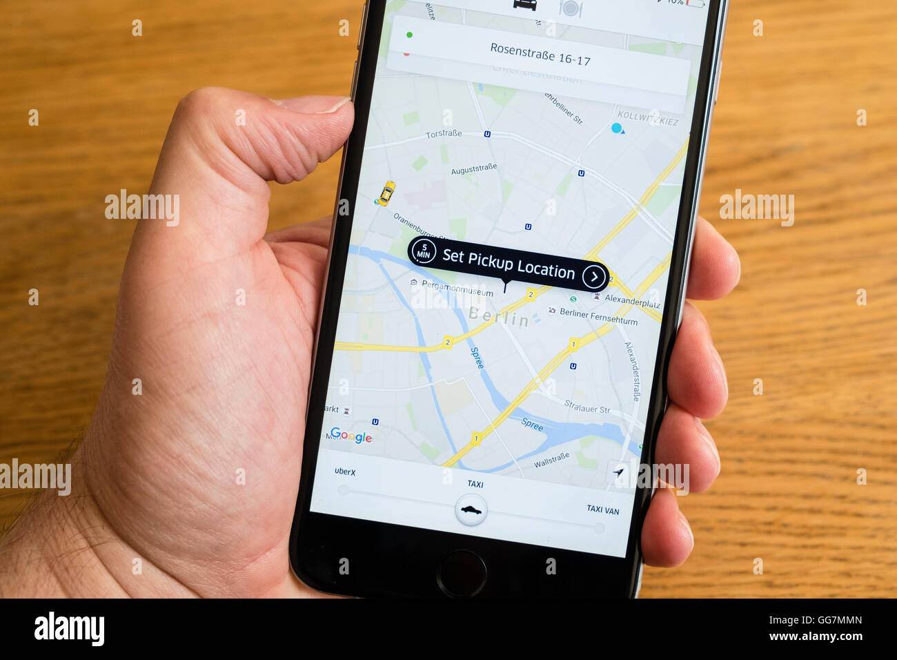 Uber Taxi-Buchungs-App zeigt Berlin, Deutschland auf dem Smartphone Stockfoto